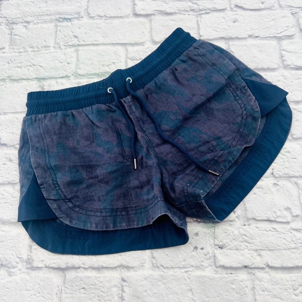 Athleta Navy Camo Linen Dolphin Hem Running Shorts Size 4 Athleisure Comfort